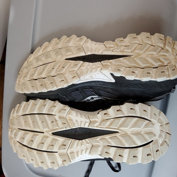 Saucony run anywhere women's 9.5 black EUC - Picture 3 of 5